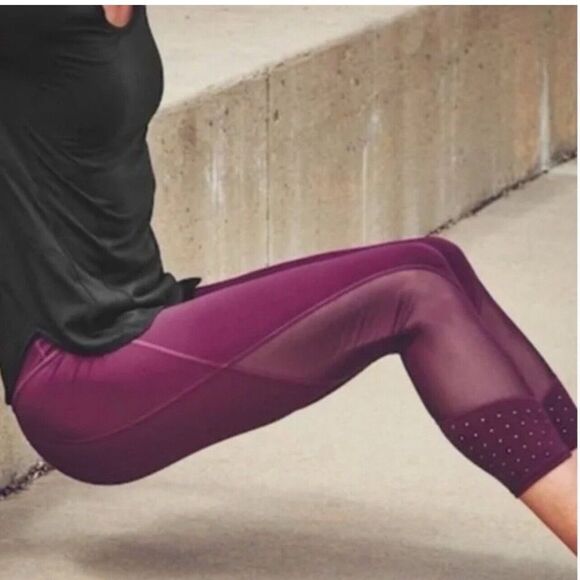 Athleta Maroon Sonar Laser Cut Mesh Capri Leggings - Size Medium T - Picture 2 of 8